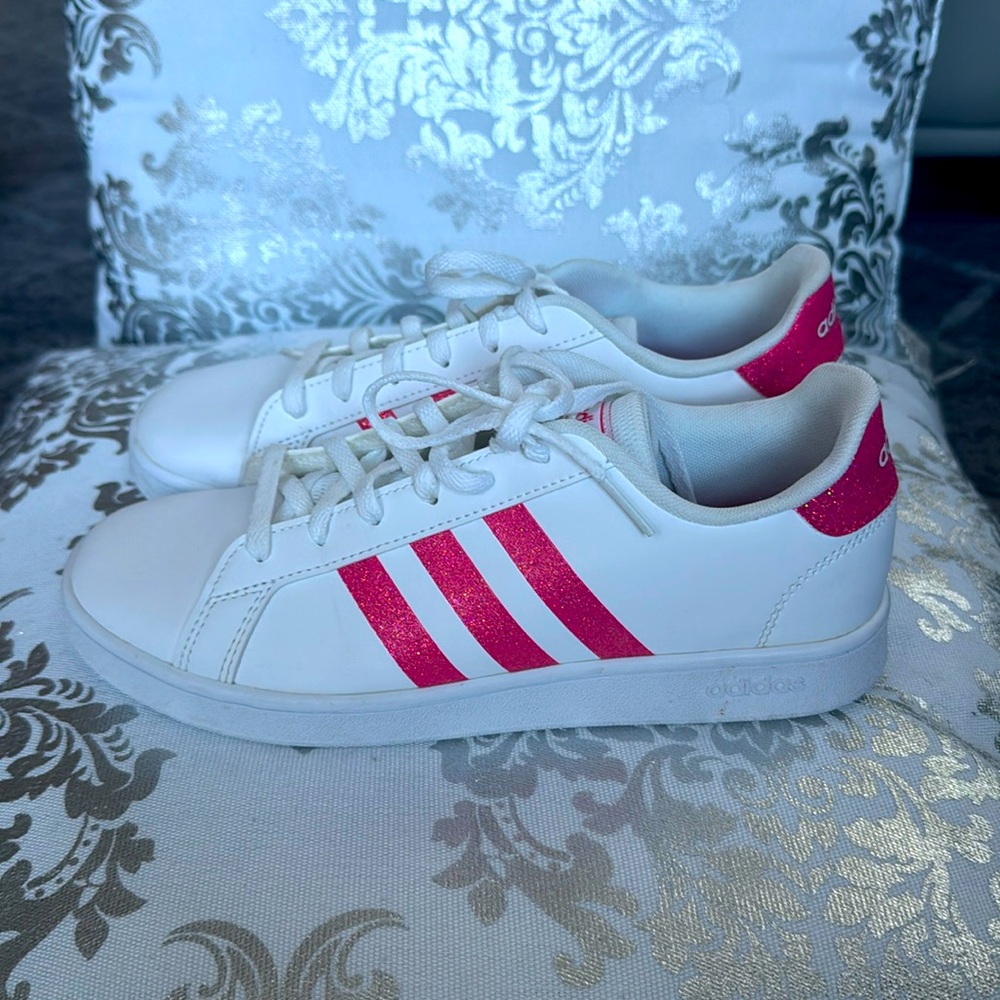 ✨BRAND NEW ADIDAS!!!✨🎀